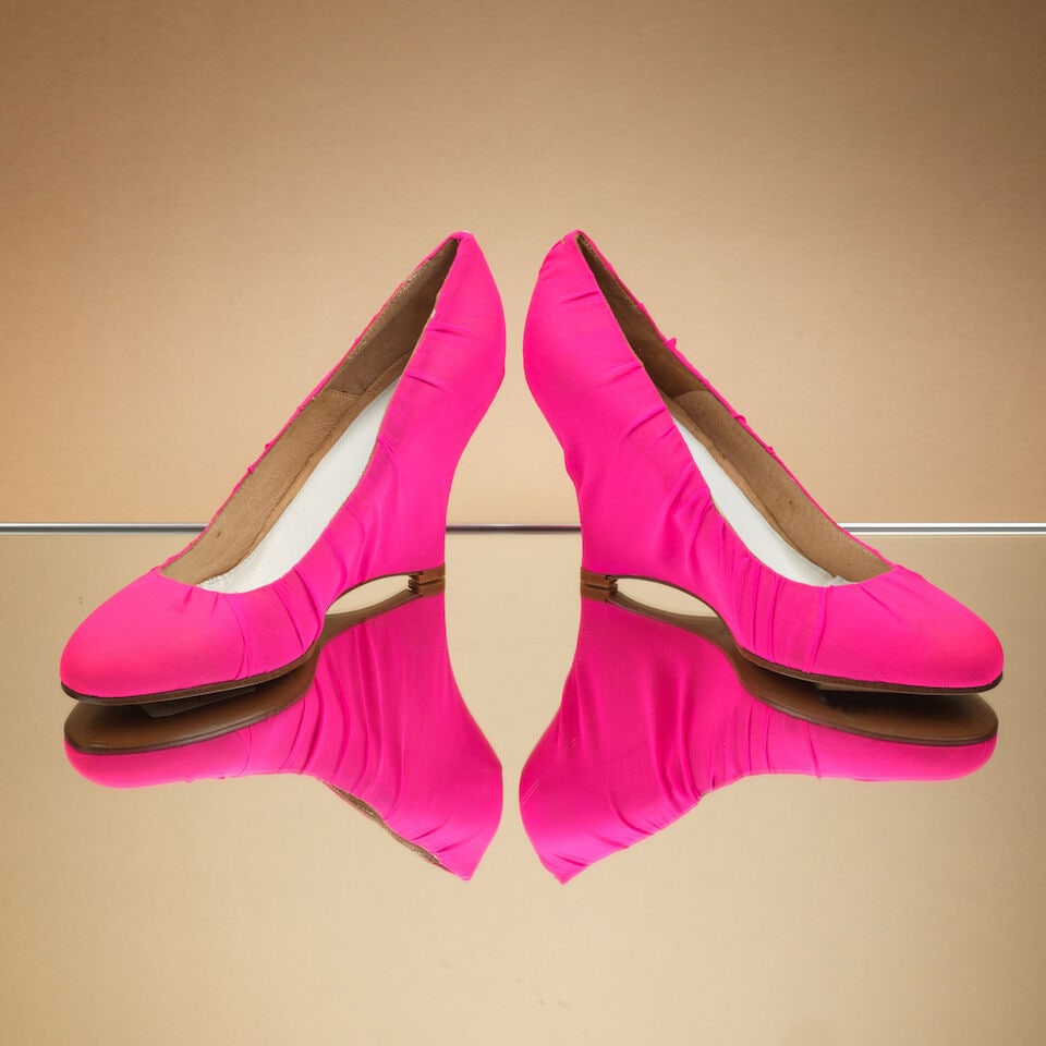 Martin Margiela, ligne 22, circa 2008. Paire de compensées recouvertes de nylon fushia. Mar...: Martin Margiela, ligne 22, circa 2008. Paire de compensées recouvertes de nylon fushia. Martin Margiela, Line 22, circa 2008. A pair of wedge heels covered in fuchsia nylon. Griffe au tampon