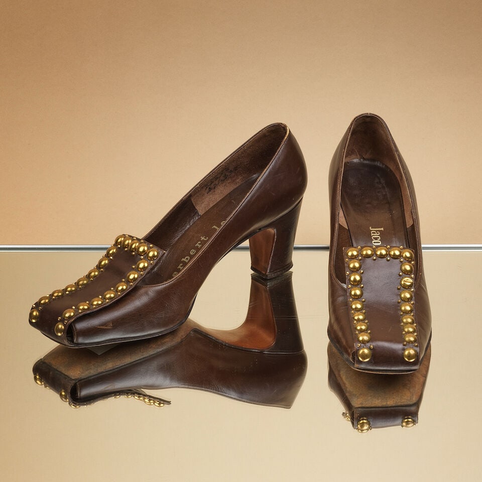 Herbert Levine & Jacobson, circa 1960. Paire de mocassins à talon en cuir marron et clous o... (1 of 1)
