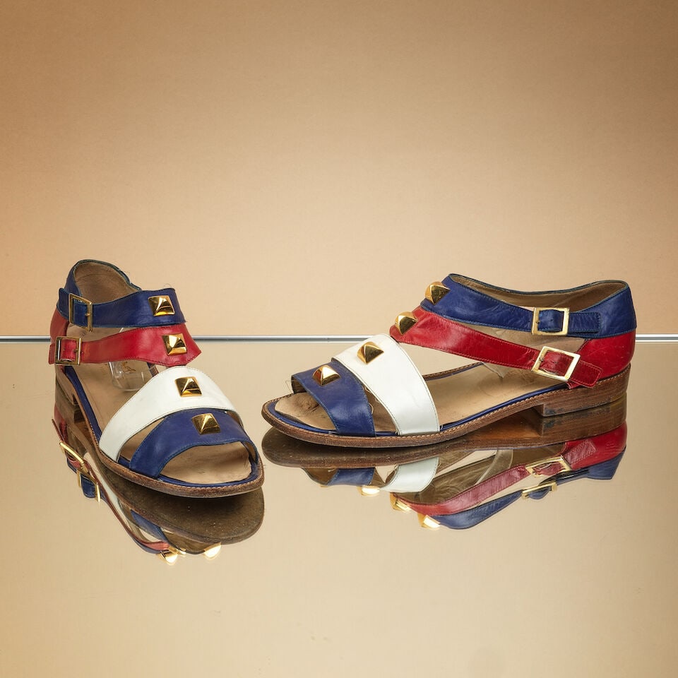 Hermès Paris, 1989. Paire de sandales ouvertes en cuir tricolores et clous 'Médor'. He...: Hermès Paris, 1989. Paire de sandales ouvertes en cuir tricolores et clous 'Médor'. Hermès Paris, 1989. Pair of open-toe sandals in tricolour leather with 'Médor' studs. Griffe