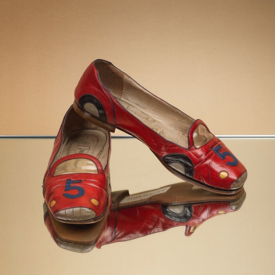 Tokio Kumagaï, circa 1985. Paire de ballerines voitures en cuir rouge. Tokio Kumagaï, ...: Tokio Kumagaï, circa 1985. Paire de ballerines voitures en cuir rouge. Tokio Kumagaï, circa 1985. Pair of red leather car ballerina flats. Griffe blanche, graphisme noir sur la première