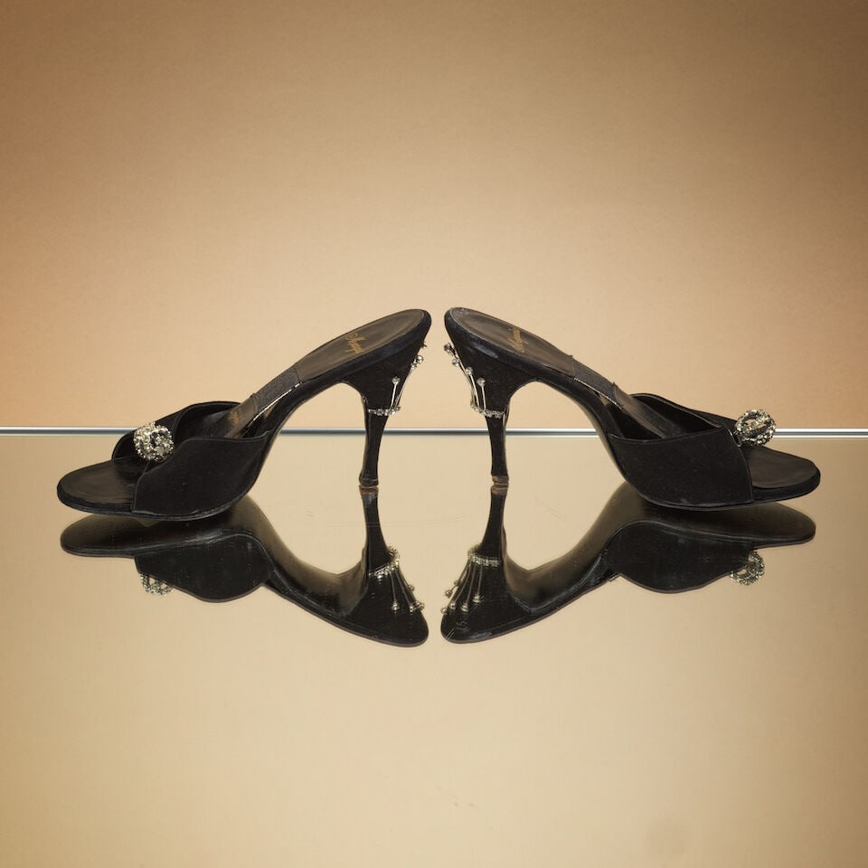 Marquise, circa 1950. Paire de mules du soir à talons en daim et strass, semelle intér... - 2