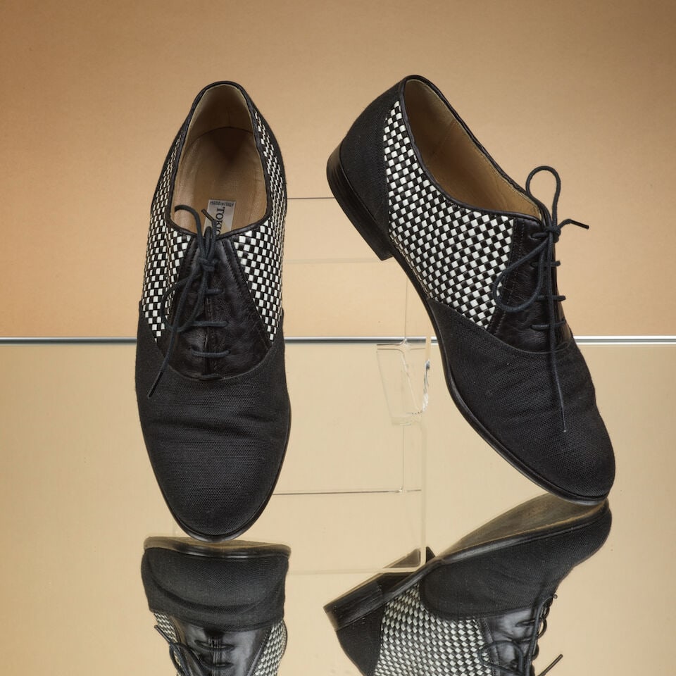 Tokio Kumagaï, circa 1985/1990. Paire de richelieu en toile noire et damiers tressés e...: Tokio Kumagaï, circa 1985/1990. Paire de richelieu en toile noire et damiers tressés en cuir noir et blanc. Tokio Kumagaï, circa 1985/1990. Pair of brogues in black canvas with black an