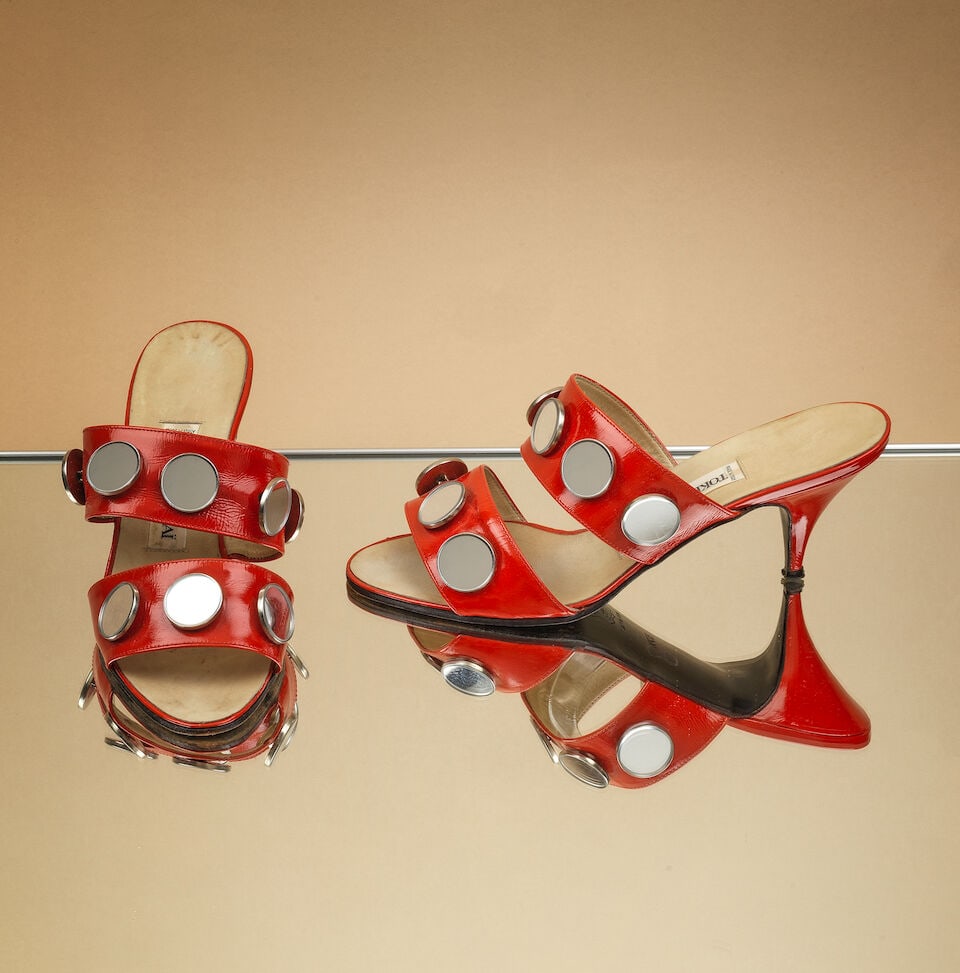 Tokio Kumagaï, circa 1985/1990. Paire de sandales en cuir vernis orange, miroirs. Tokio Kum...: Tokio Kumagaï, circa 1985/1990. Paire de sandales en cuir vernis orange, miroirs. Tokio Kumagaï, circa 1985-1990. A pair of orange patent leather sandals with mirrors. Griffe blanche, graphi