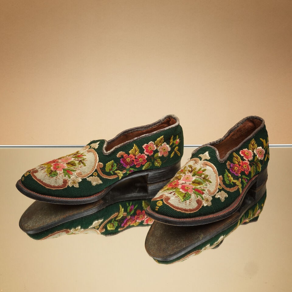 Anonyme, 1930/1940. Paire de mocassins Homme aux petits points à fond vert.Anonymous, 1930s... (1 of 1)