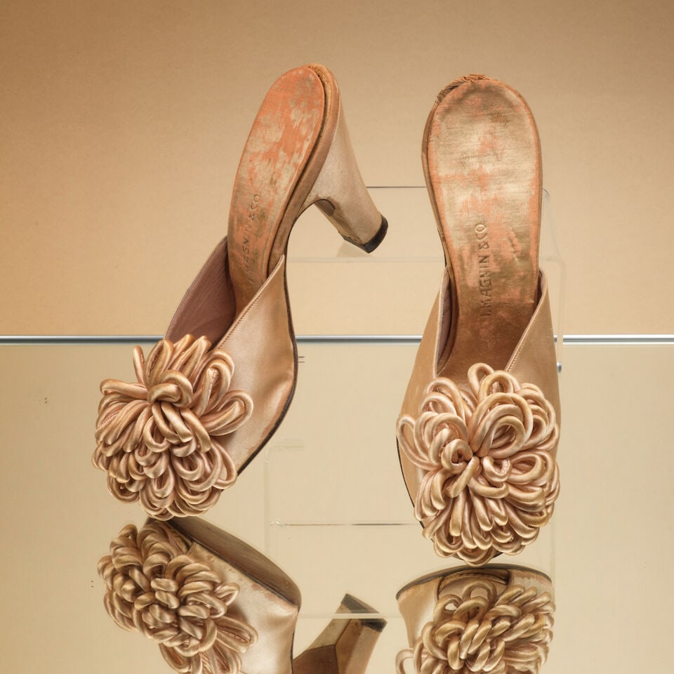 I. Magnin & Co., circa 1948. Paire de mules d'intérieur en satin rose pâle. I. Magnin ...: I. Magnin & Co., circa 1948. Paire de mules d'intérieur en satin rose pâle. I. Magnin & Co., circa 1948. Pair of pale pink satin indoor slippers. Griffe au tampon or sur la première sem
