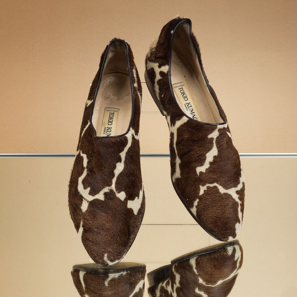 Tokio Kumagaï, circa 1985. Paire de poulaines en vachette. Tokio Kumagaï, circa 1985. ...: Tokio Kumagaï, circa 1985. Paire de poulaines en vachette. Tokio Kumagaï, circa 1985. Pair of cowhide poulaines. Griffe blanche, graphisme noir sur la première semelle. White label,