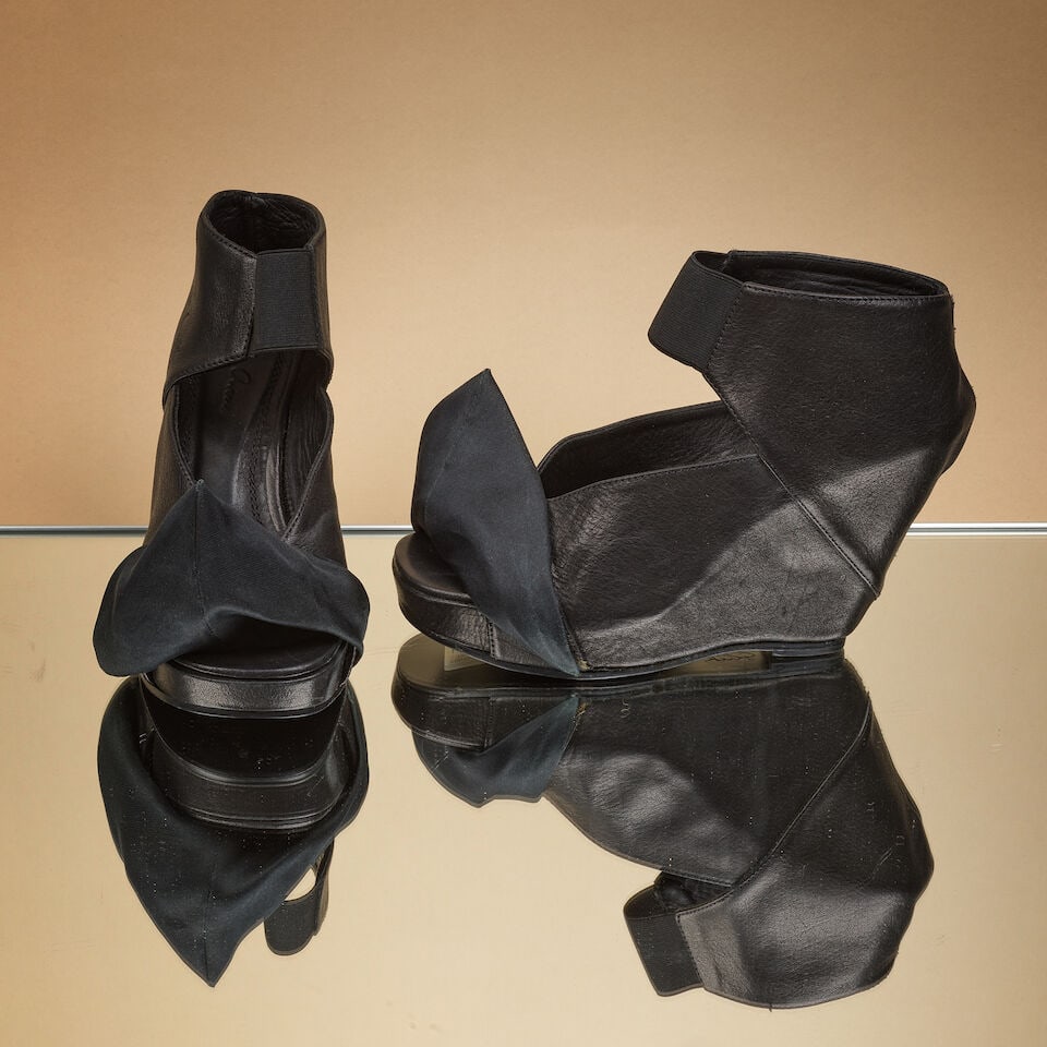 Rick Owens, circa 2010. Paire de bottillons compensées et ouverts en cuir et tissu noirs. R... (1 of 1)