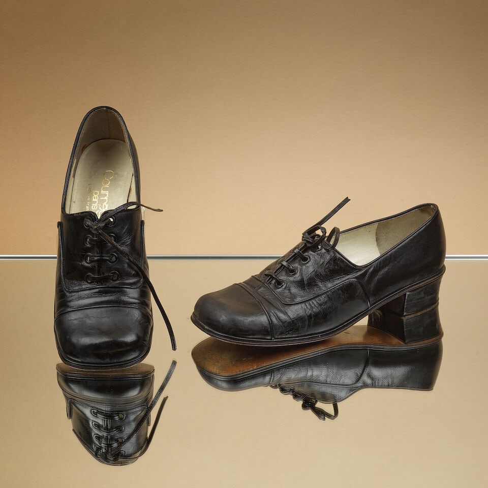 Courrèges, circa 1968/1970. Paire de richelieu en cuir noir.Courrèges, circa 1968-1970...: Courrèges, circa 1968/1970. Paire de richelieu en cuir noir. Courrèges, circa 1968-1970. A pair of black leather brogues. Griffe au tampon or sur la première semelle. Gold stamp on the