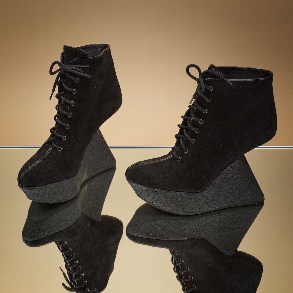 Walter Steiger, circa 2000. Paire de bottines en daim noir à talons gomme sculptural. Walte... (1 of 1)