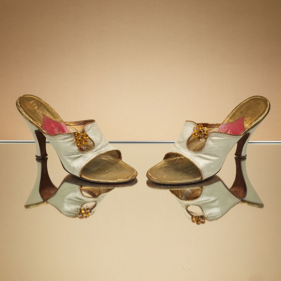 Schiaparelli, circa 1960. Paire de mules du soir en cuir ivoire et or, et bouton bijouSchiaparel... (1 of 1)