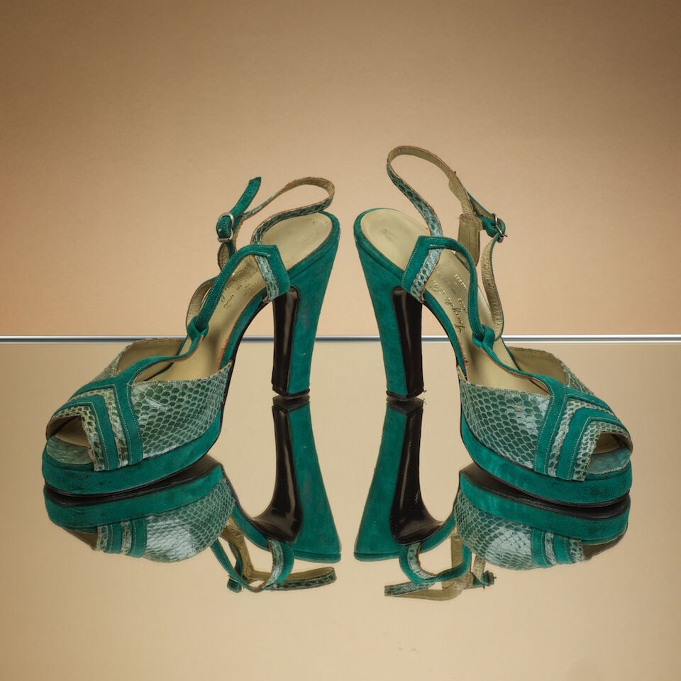 Terry de Haviland, circa 1972/1975. Paire de sandales ouvertes à brides en lézard et d...: Terry de Haviland, circa 1972/1975. Paire de sandales ouvertes à brides en lézard et daim turquoise, haut talon. Terry de Haviland, circa 1972/1975. Paire de sandales ouvertes à brides