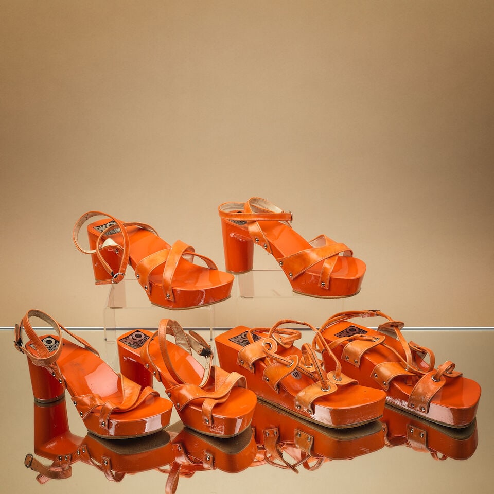 Paco Rabanne Création C Unglick, circa 1973. Trois paires de sandales et nu-pieds en cuir ...: Paco Rabanne Création C Unglick, circa 1973. Trois paires de sandales et nu-pieds en cuir et bois orange. Paco Rabanne Création C Unglick, circa 1973. Three pairs of sandals and open-toed