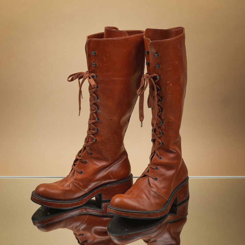 Jean-Paul Gaultier, circa 1990/2000. Paire de bottes lacées et crochet en cuir fauve. Jean-...: Jean-Paul Gaultier, circa 1990/2000. Paire de bottes lacées et crochet en cuir fauve. Jean-Paul Gaultier, circa 1990-2000. A pair of lace-up boots with a clasp, in fawn leather. Griffe au tampon