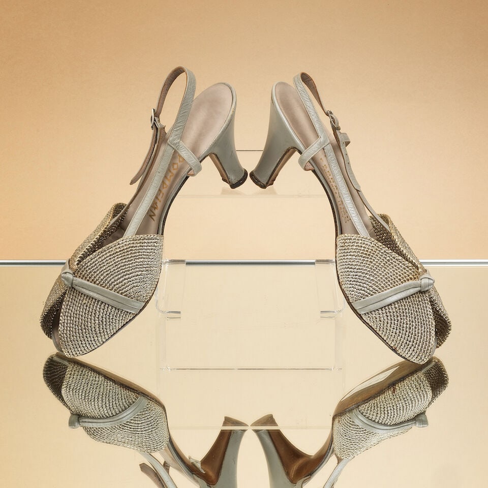 Pompeian designed by Ferragamo, circa 1947/1950. Paire de sandales en cuir à brides, effet ...: Pompeian designed by Ferragamo, circa 1947/1950. Paire de sandales en cuir à brides, effet tressé et cuir gris. Pompeian designed by Ferragamo, circa 1947-1950. A pair of leather strappy