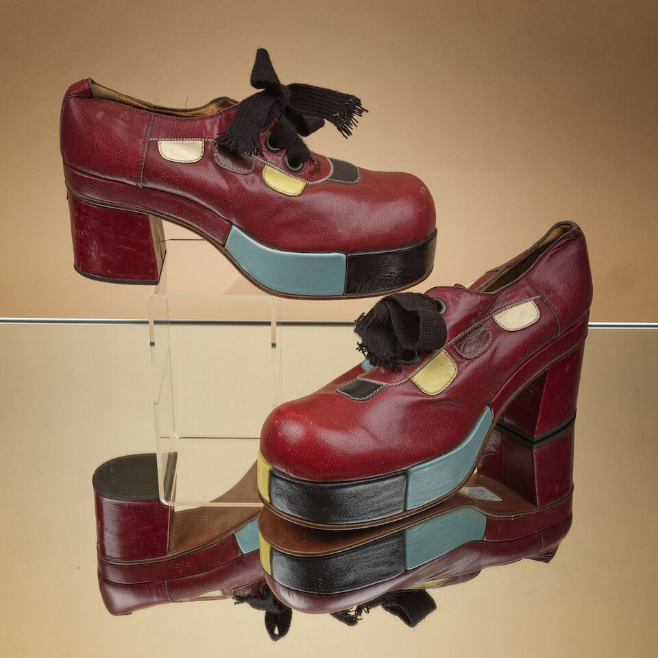 Harbor par Ferradini, circa 1970/1975. Paire de Derbys à talons en cuir bordeaux, plateform...: Harbor par Ferradini, circa 1970/1975. Paire de Derbys à talons en cuir bordeaux, plateforme et talon. Harbor by Ferradini, circa 1970-1975. A pair of burgundy leather Derby shoes with a platform