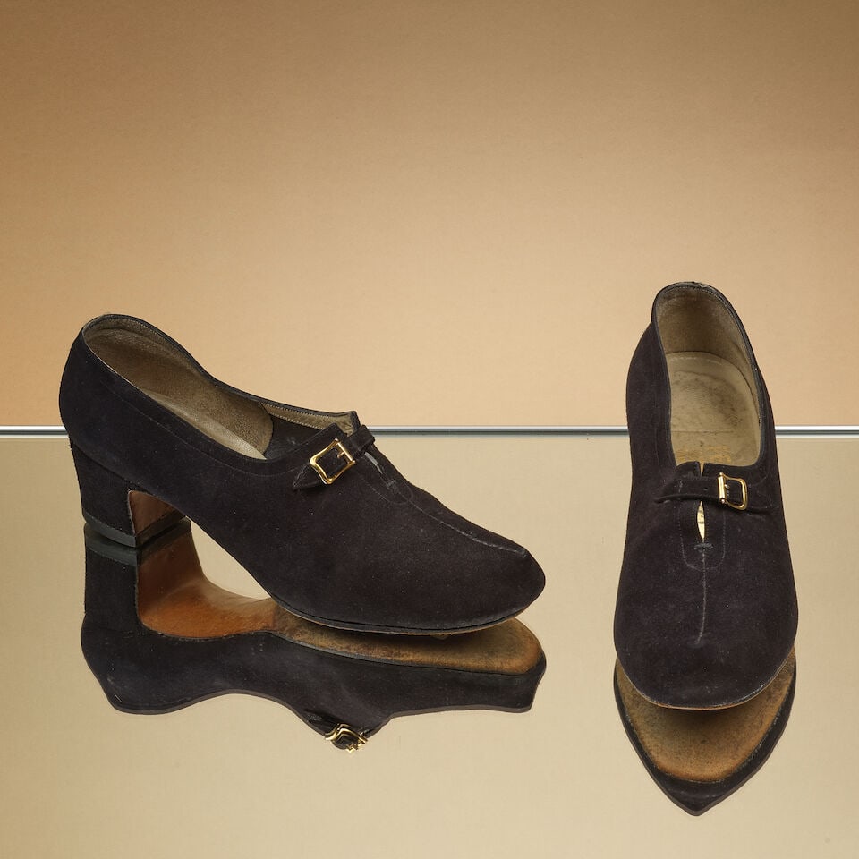 Ferragamo, circa 1958. Paire de trotters à talon en agneau velours noir.Ferragamo, circa 19...: Ferragamo, circa 1958. Paire de trotters à talon en agneau velours noir. Ferragamo, circa 1958. A pair of heeled loafers in black suede lambskin. Griffe au tampon or sur la première semelle.
