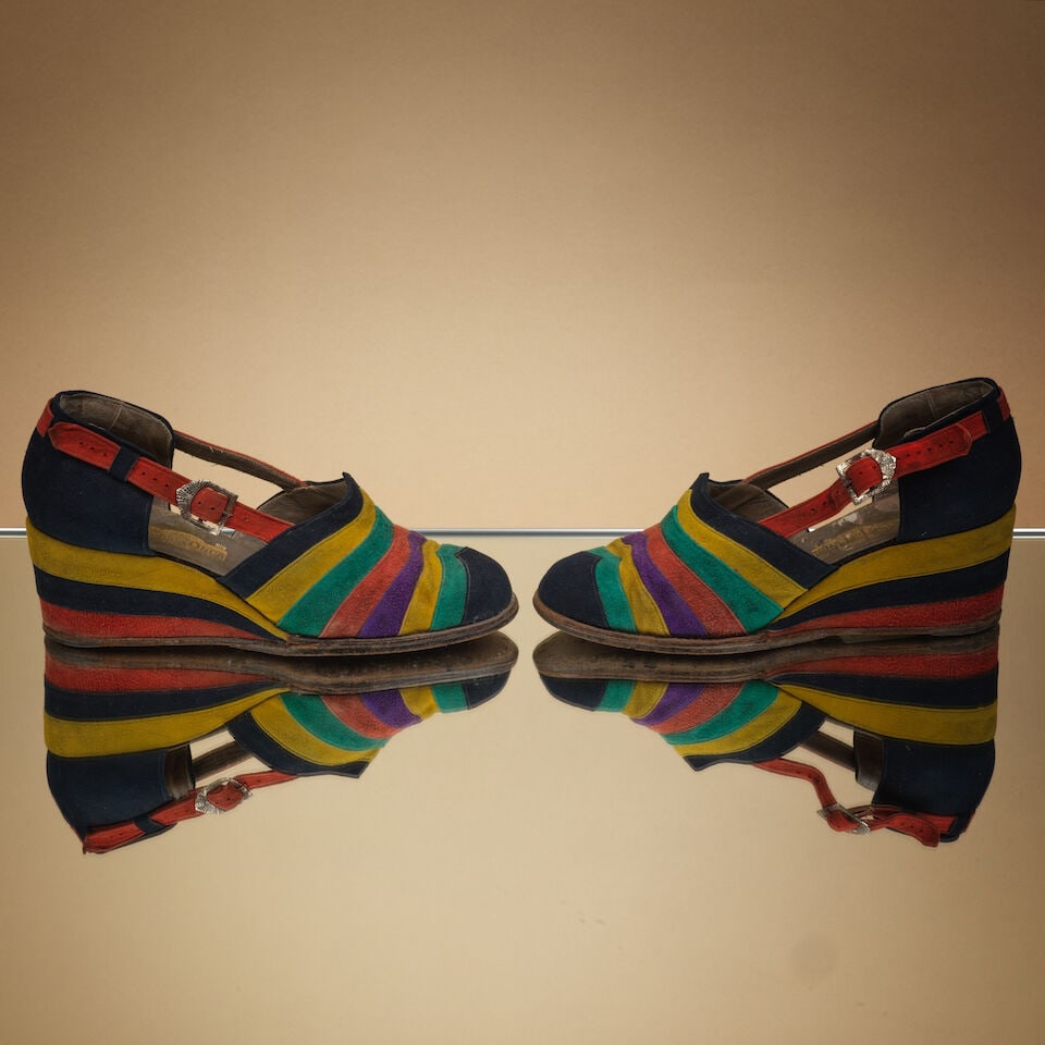 Casa da Onca, circa 1940. Paire de sandales compensées en veau velours multicolores. Casa d...: Casa da Onca, circa 1940. Paire de sandales compensées en veau velours multicolores. Casa da Onca, circa 1940. Pair of multicolored suede calfskin wedge sandals. Griffe au tampon or sur la premi&