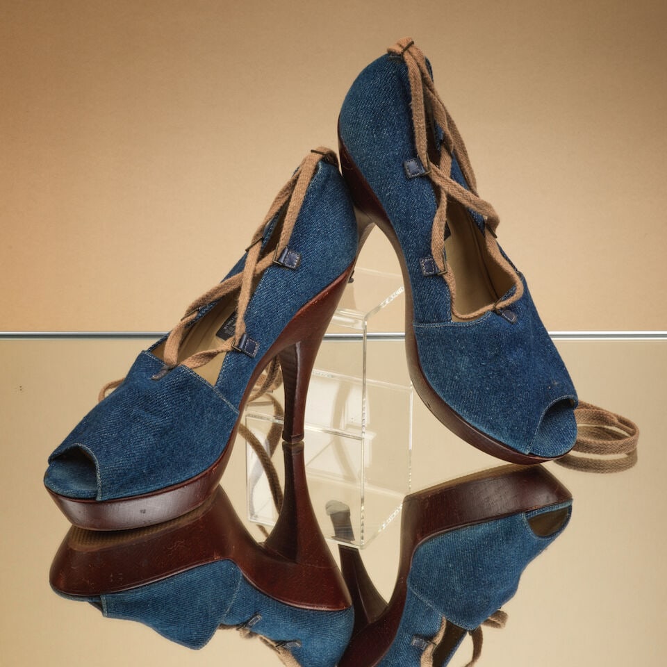 Alaia, circa 1985. Paire d'escarpins ouverts en denim bleu, laçage croisé, plateforme ...: Alaia, circa 1985. Paire d'escarpins ouverts en denim bleu, laçage croisé, plateforme et talon bois. Alaia, circa 1985. Pair of open-toe pumps in blue denim, criss-cross lacing, platform