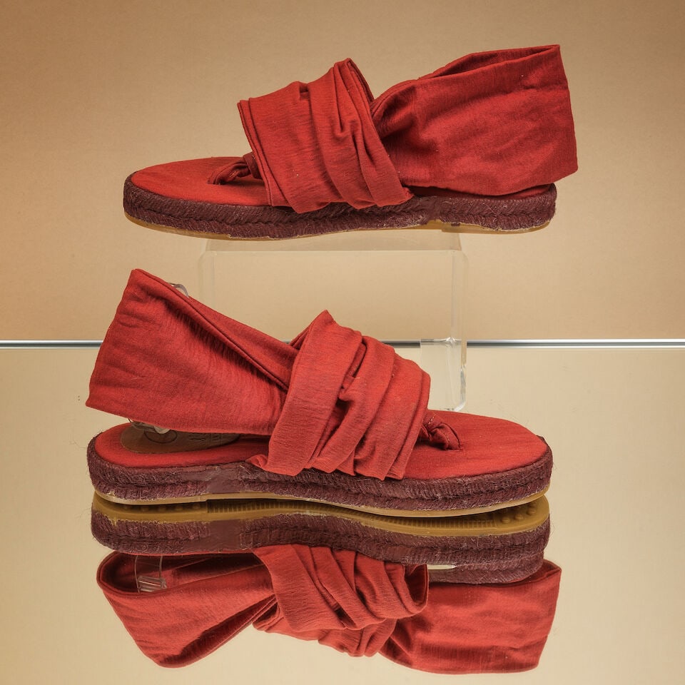 Gigli shoes, circa 1990. Paires de tong espadrilles en toile de coton brique. Gigli shoes, circa... (1 of 1)