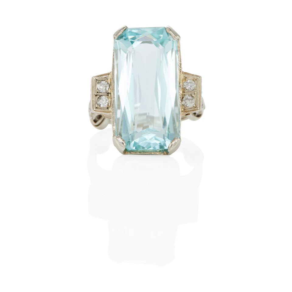 EDWARDIAN 18K GOLD, AQUAMARINE AND DIAMOND RING: EDWARDIAN 18K GOLD, AQUAMARINE AND DIAMOND RING • 18k white gold • 4 round diamonds weighing approximately 0.05 - 0.15 carat total • 1 rectangular aquamarine weighing approximately