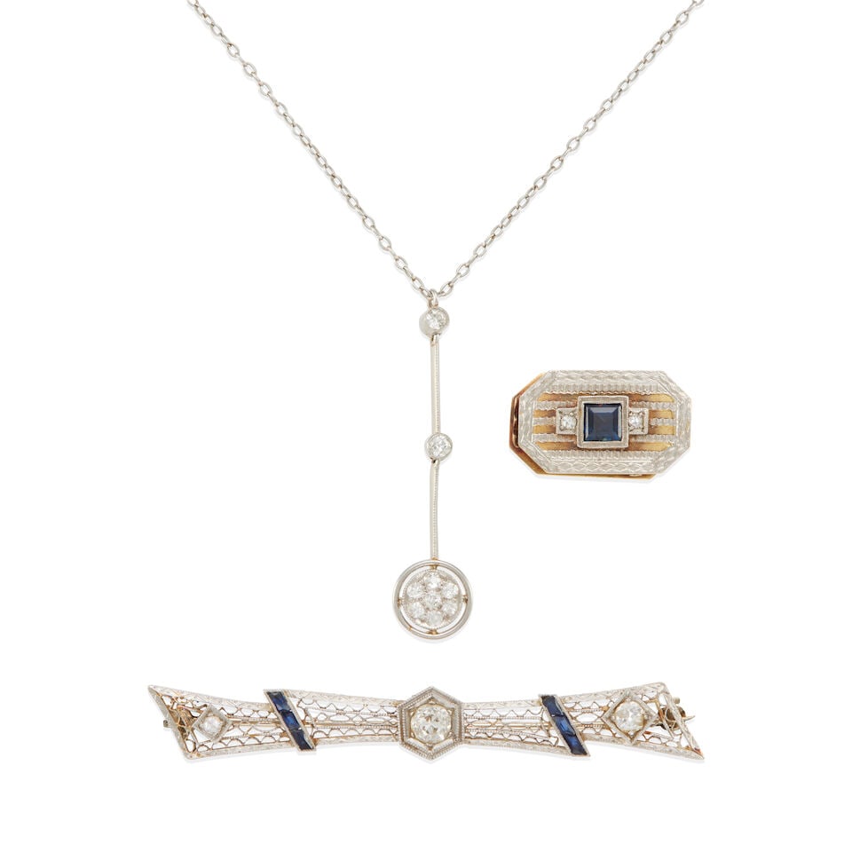 GROUP OF ANTIQUE PLATINUM, GOLD, DIAMOND AND SYNTHETIC SAPPHIRE JEWELRY: GROUP OF ANTIQUE PLATINUM, GOLD, DIAMOND AND SYNTHETIC SAPPHIRE JEWELRY •Platinum pendant necklace with 9 old European-cut and old mine-cut diamonds weighing approximately 0.25 - 0.35 carats tot