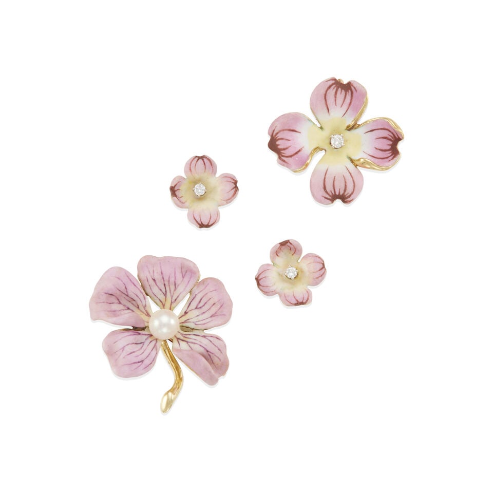 GROUP OF ART NOUVEAU GOLD, ENAMEL, DIAMOND, AND PEARL FLOWER JEWELRY: GROUP OF ART NOUVEAU GOLD, ENAMEL, DIAMOND, AND PEARL FLOWER JEWELRY •14k yellow gold and enamel geranium blossom brooch with 1 spherical half-drilled pearl measuring approximately 5.00 mm in