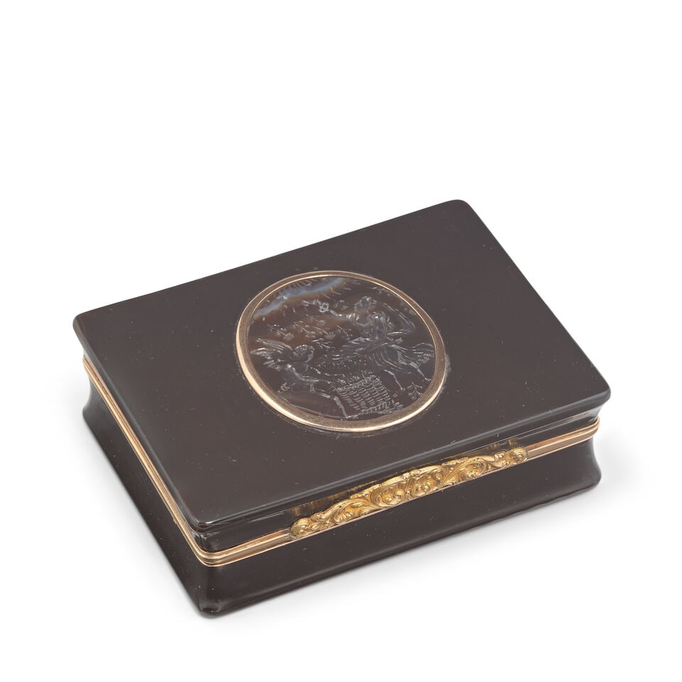 A 19th century agate, tortoiseshell and gold-mounted snuff box apparently unmarked (1 of 1)