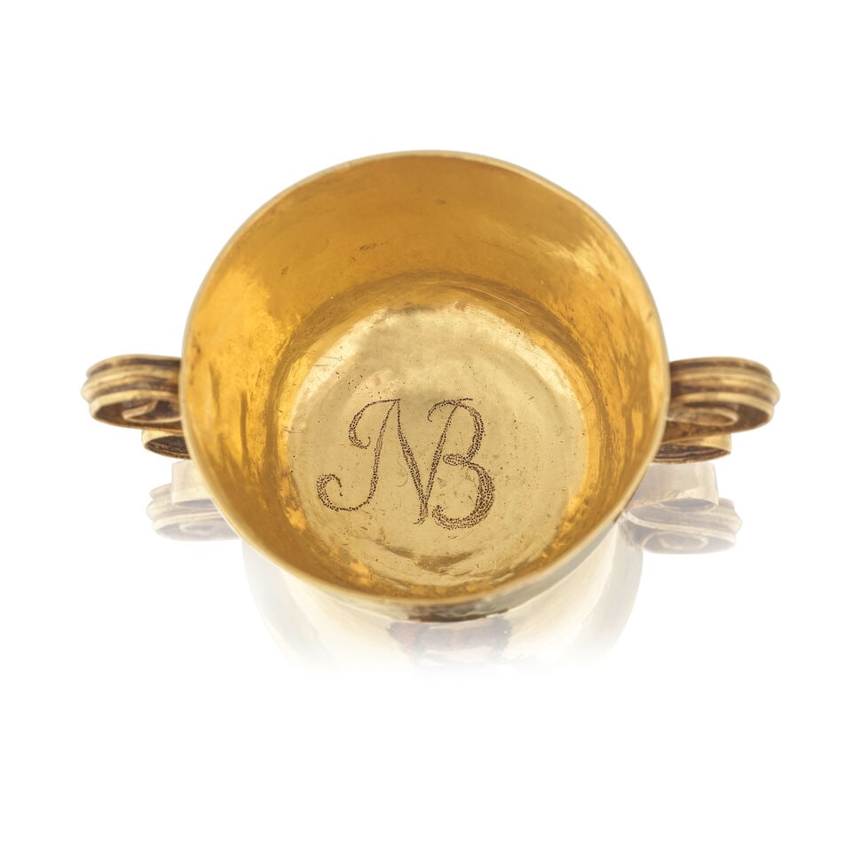 A rare Charles II gold miniature porringer with only maker's mark IH with a pellet below and abo... - 3
