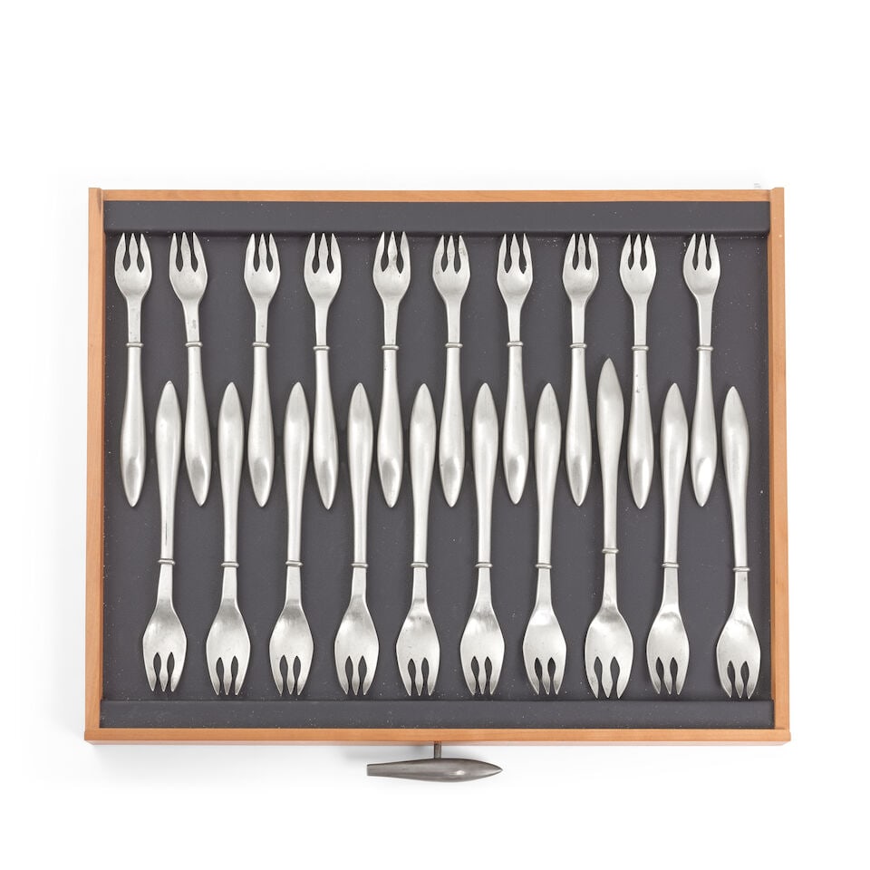 A modern design silver table service of flatware and cutlery in a bespoke designed wood canteen... - 4