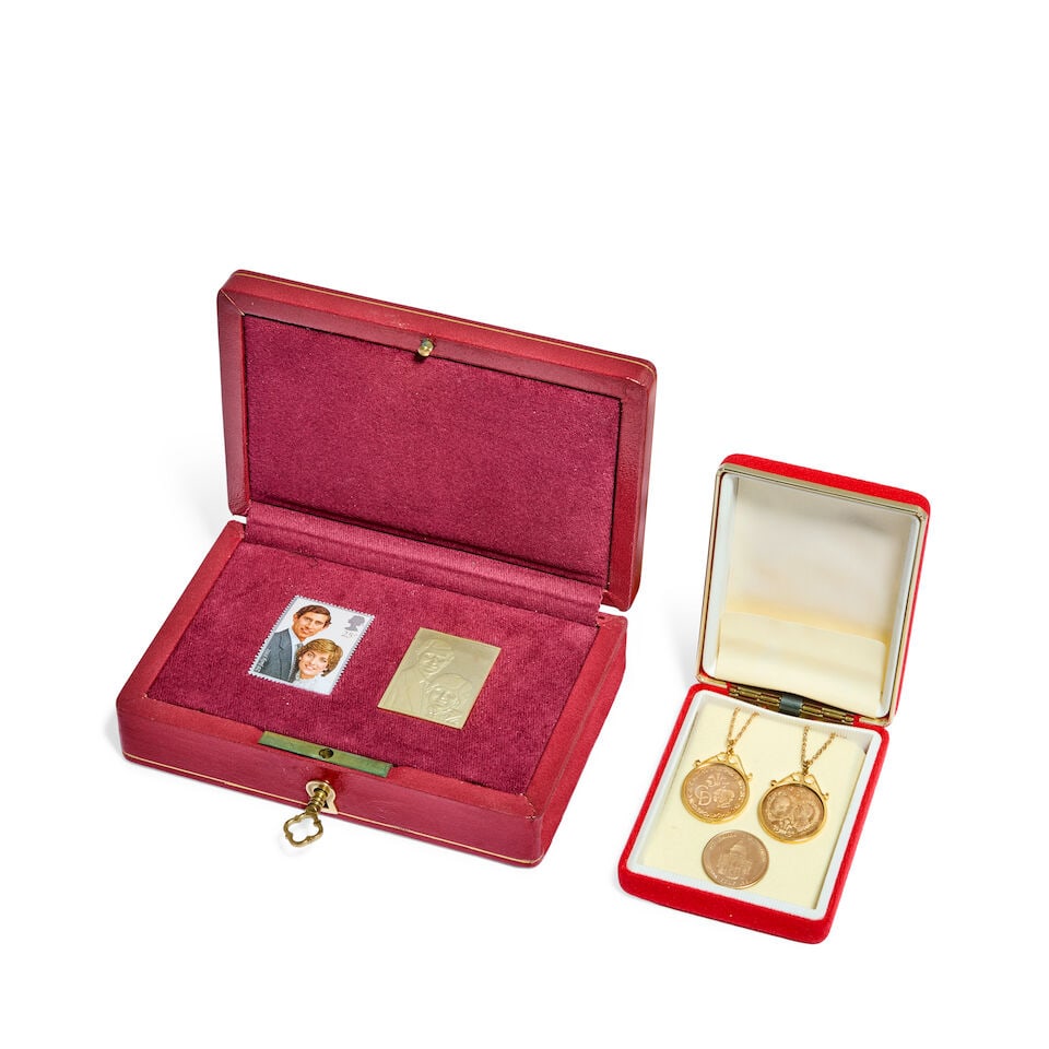 A cased 18 carat gold commemorative ingot maker HR, import marks for London 1981, limited editio... (1 of 1)