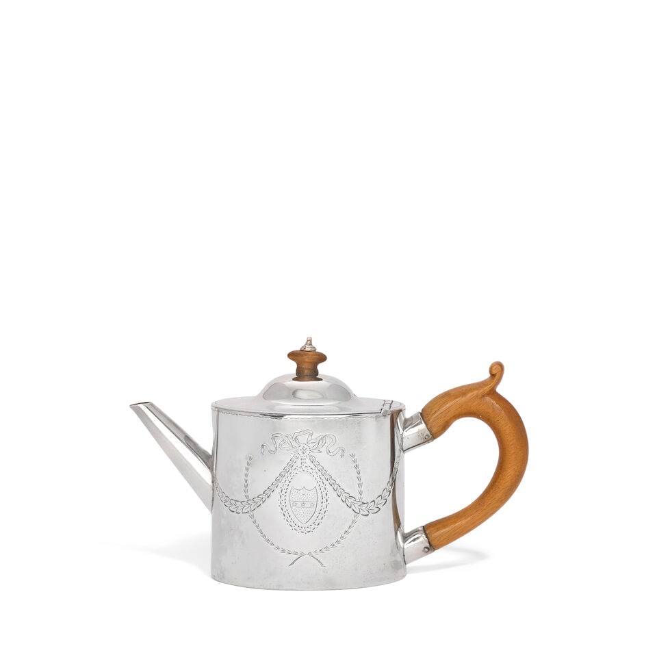 A George III Scottish silver tea pot James Gilliland, Edinburgh 1769 (1 of 3)