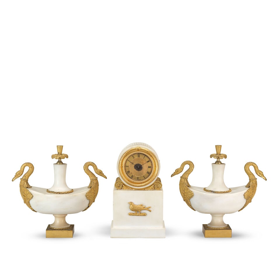 A early 19th century English white marble Mantel clock timepiece with a pair of swan vase orname... - 2