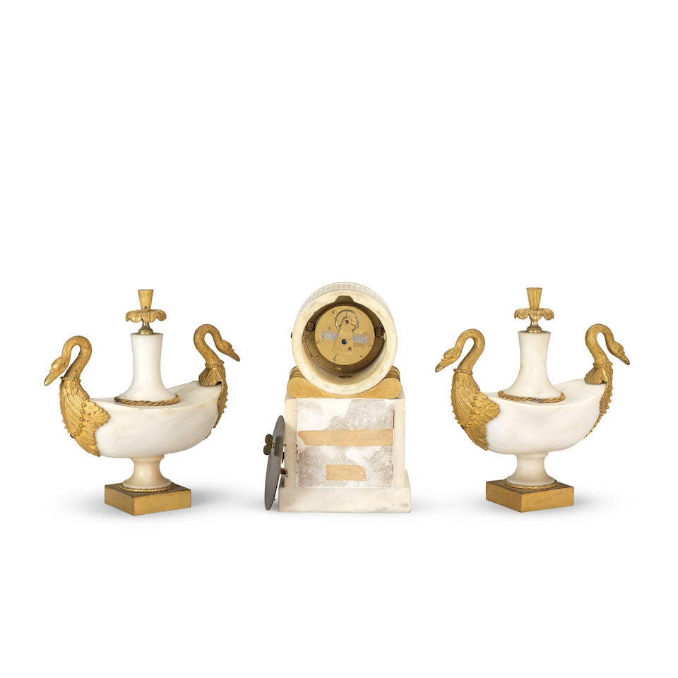 A early 19th century English white marble Mantel clock timepiece with a pair of swan vase orname... - 3