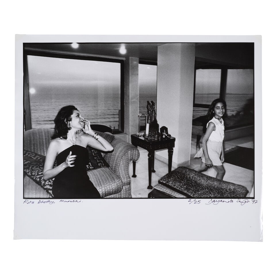 DAYANITA SINGH (N. 1961) Rita Dhodhy, Mumbai 1997: DAYANITA SINGH (N. 1961) Rita Dhodhy, Mumbai 1997 signé, titré, daté 97 et numéroté 2/25 tirage argentique sur papier signed, titled, dated 97 and numbered 2/25 gelatin