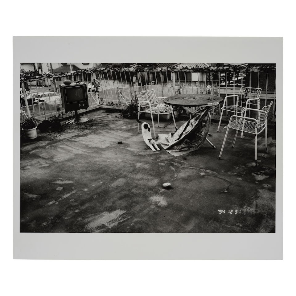 NOBUYOSHI ARAKI (N. 1940) Sans titre circa 1994: NOBUYOSHI ARAKI (N. 1940) Sans titre circa 1994 signé au revers tirage argentique sur papier baryté signed on the reverse gelatin silver print on baryta paper Feuille: 35.3 x 43 cm. Sheet:
