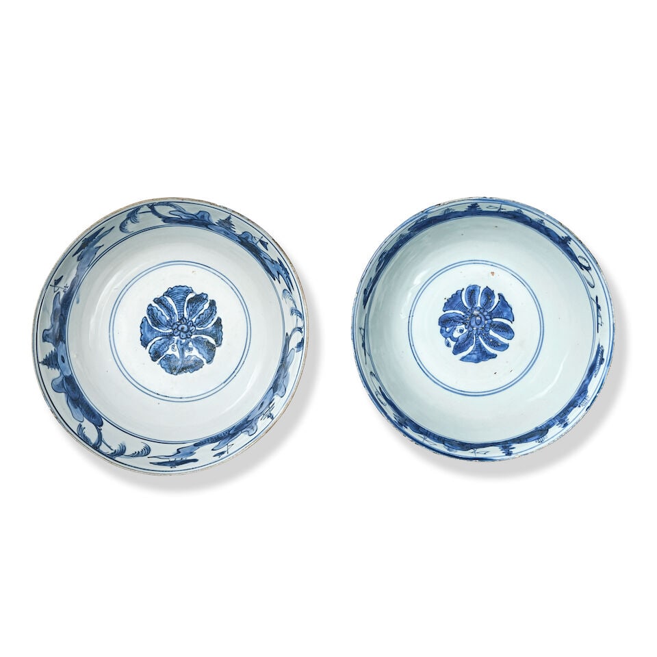 A BLUE AND WHITE HOOKAH BASE, A BLUE AND WHITE KENDI AND A NEAR PAIR OF BLUE AND WHITE BOWLS Lat... - 3
