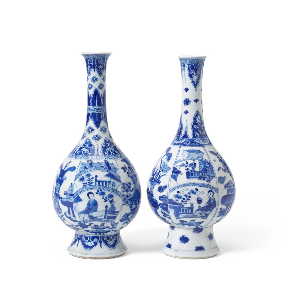 A NEAR PAIR OF BLUE AND WHITE VASES Kangxi (2) - 2