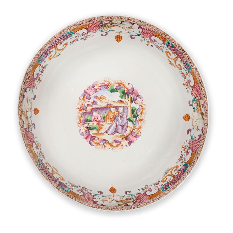 A LARGE CANTON FAMILLE ROSE PUNCH BOWL Qianlong - 3