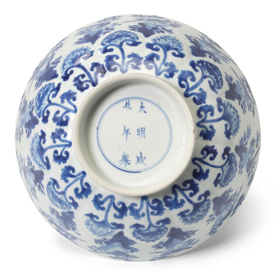 A BLUE AND WHITE BOWL AND TWO SAUCER DISHES Kangxi (3) - 2