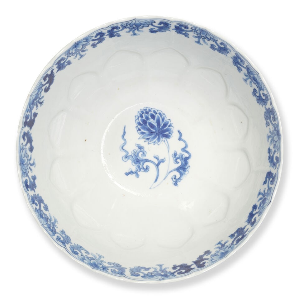A BLUE AND WHITE BOWL AND TWO SAUCER DISHES Kangxi (3) - 3
