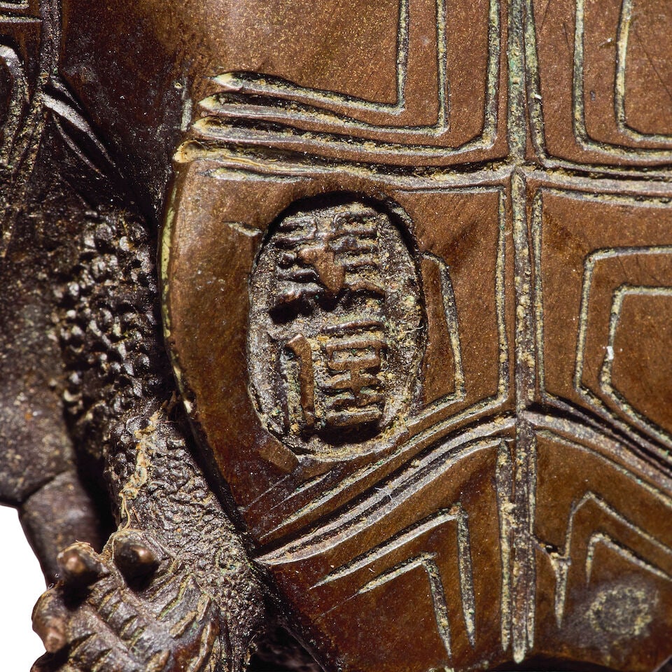 A COLLECTION OF BRONZE, WOOD AND STAG ANTLER OKIMONO AND NETSUKE DEPICTING ANIMALS 19th/early 20... - 3