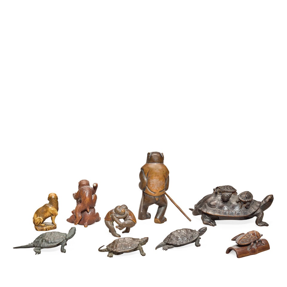 A COLLECTION OF BRONZE, WOOD AND STAG ANTLER OKIMONO AND NETSUKE DEPICTING ANIMALS 19th/early 20... - 4