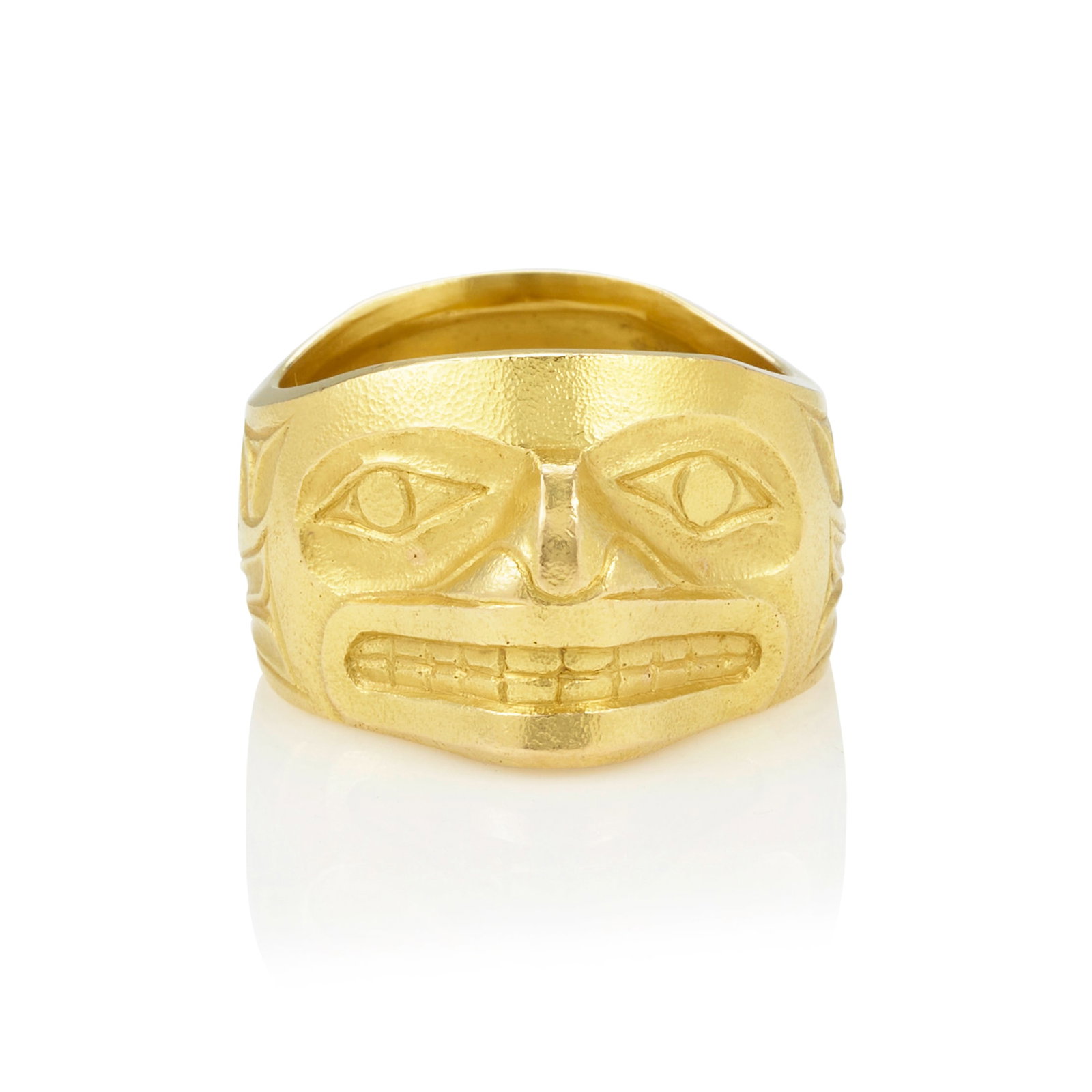 A Robert Davidson 18k gold seawolf-motif ring: Robert Davidson, O.C., O.B.C., R.C.A. Haida, (b. 1946), an 18k gold seawolf-motif ring, 2006, signed with artist's initials and dated on the underside of creature's chin, unmarked for gold purity. rin