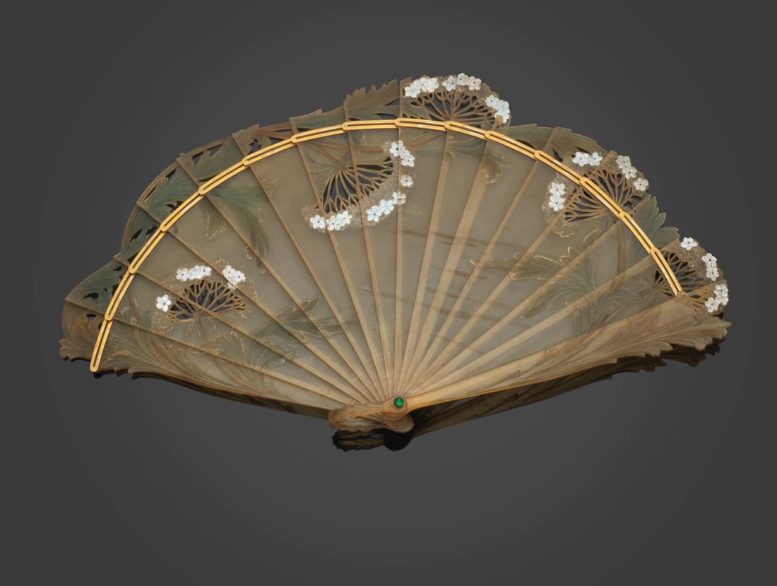 Eventail brisé en corne rehaussé de bouquet de myosotis. Epoque Art Nouveau Broken hor... (1 of 1)