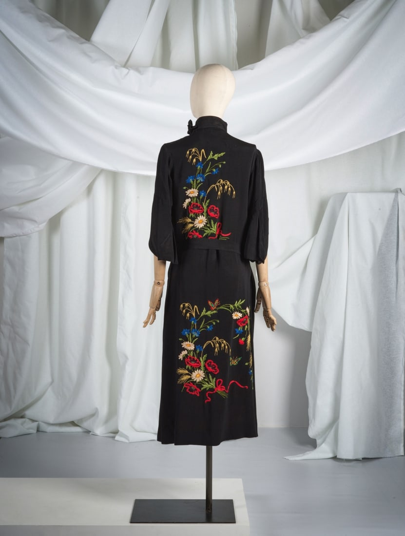 Jeanne Lanvin, collection Haute Couture, circa 1925. Manteau du soir en crêpe noir rebrod&#...: Jeanne Lanvin, collection Haute Couture, circa 1925. Manteau du soir en crêpe noir rebrodé. Jeanne Lanvin, Haute Couture collection, circa 1925. Evening coat in black crepe with embroidered