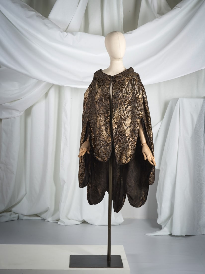 Anonyme, collection Haute Couture, circa 1925. Cape du soir en soie lurex noire et or. Anonymous... (1 of 1)