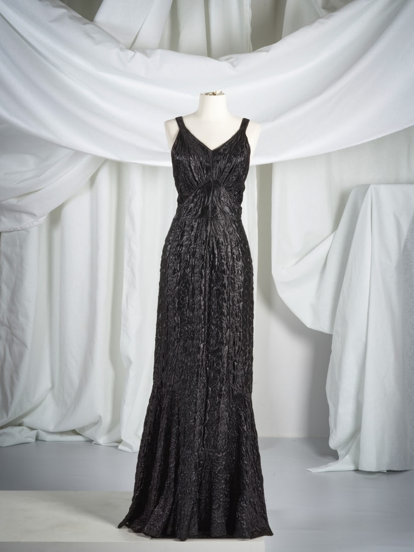 Anonyme, circa 1930, Robe du soir longue en satin noir entièrement surpiqué Anonymous,... (1 of 1)