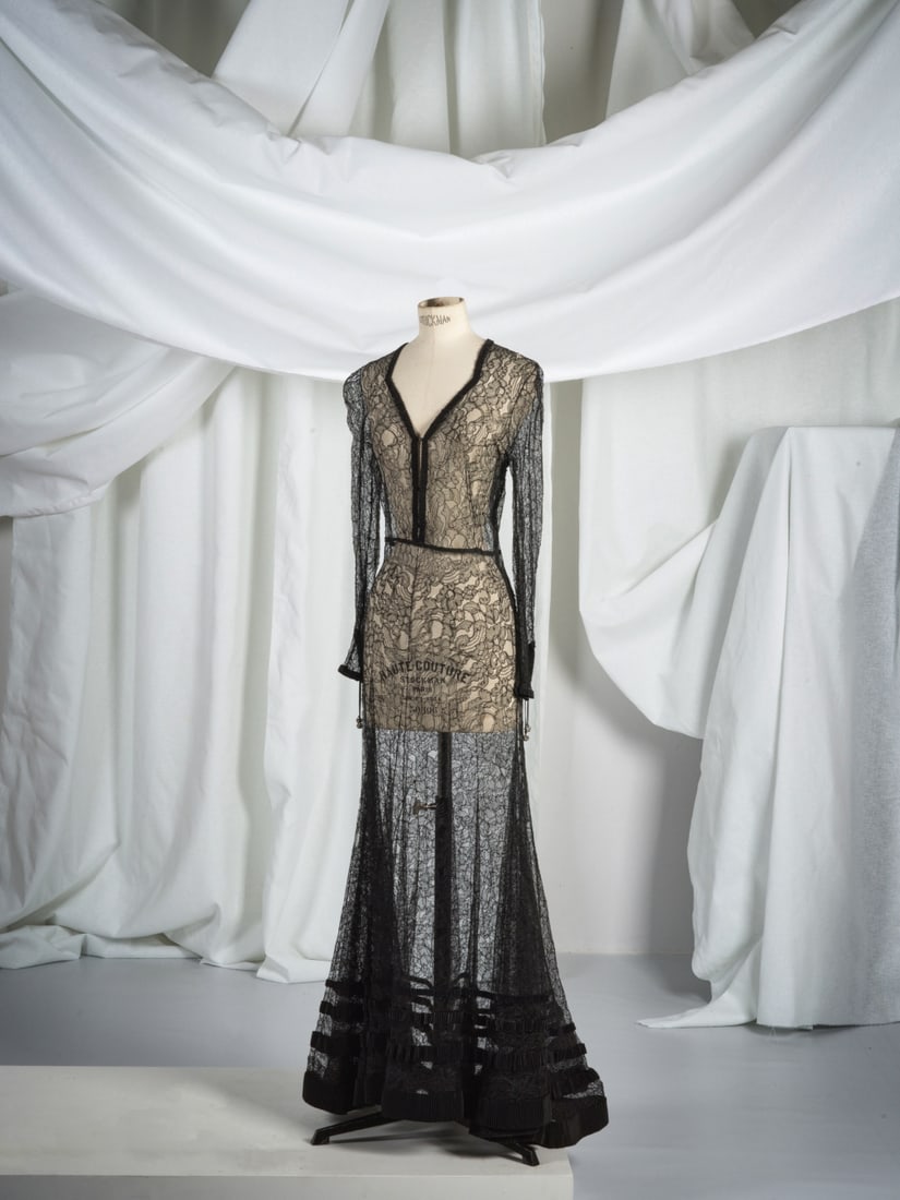 Anonyme, collection Haute Couture, circa 1930/1935. Robe du soir longue en dentelle noire. Anony... (1 of 1)