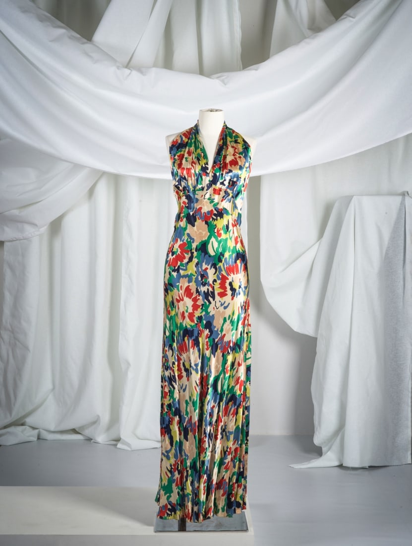 Anonyme, circa 1935. Robe du soir longue en satin imprimé multicolore. Anonymous, circa 193... (1 of 1)