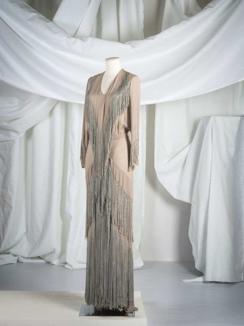 Anonyme, collection Haute Couture, circa 1935. Robe du soir longue en crêpe gris réhau... (1 of 1)